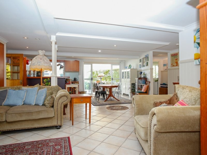 144 Cambridge Parade, Manly QLD 4179