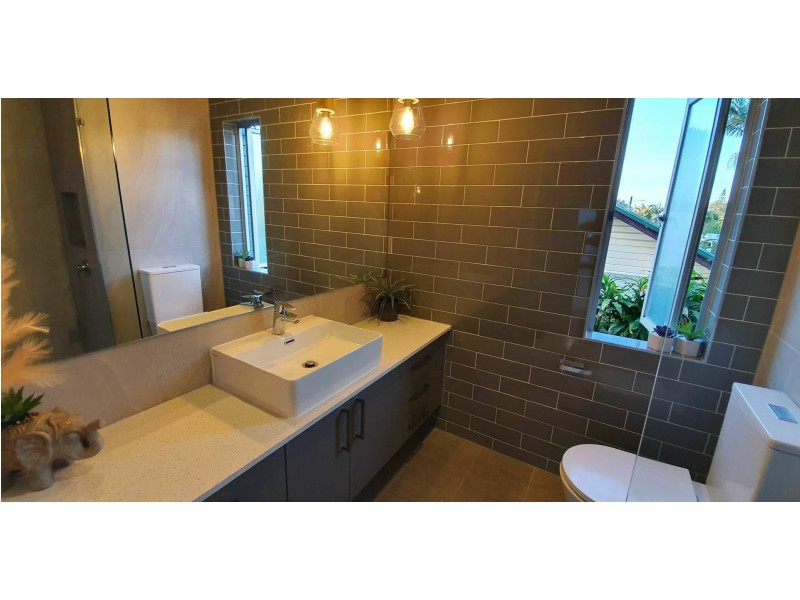 11 Cavanaugh St, Wynnum West QLD 4178