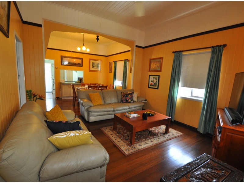 174 Cambridge Parade, Manly QLD 4179