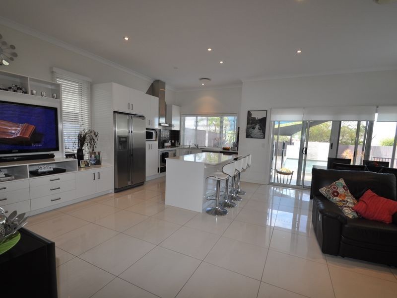 73 Richard St, Lota QLD 4179