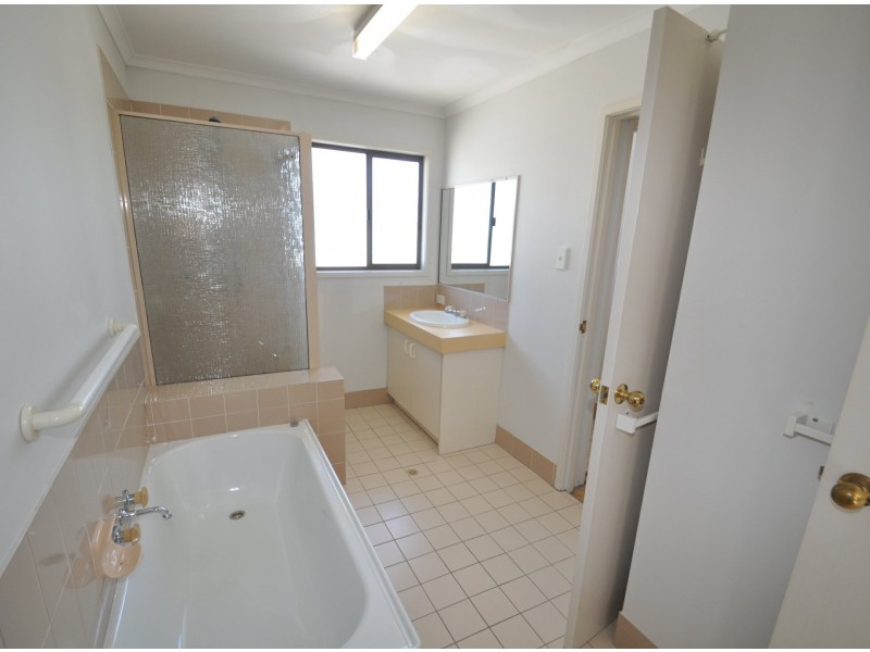 12 Whites Road, Manly West QLD 4179