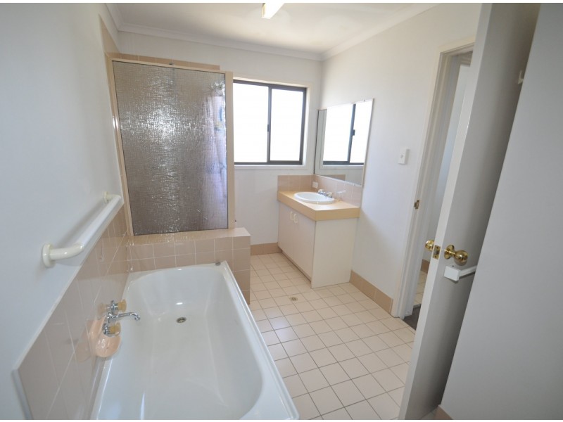 12 Whites Road, Manly West QLD 4179