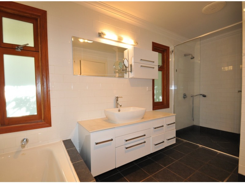 22 Benalla St, Manly QLD 4179