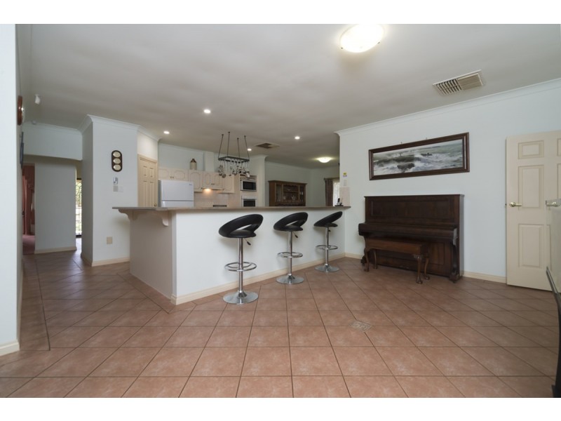 5 Thiele Crescent, Evanston Park SA 5116