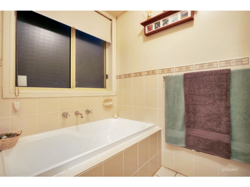 10 Greaves Court, Evanston Park SA 5116