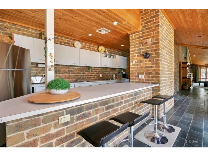 16 Austin Crescent, Cockatoo Valley SA 5351