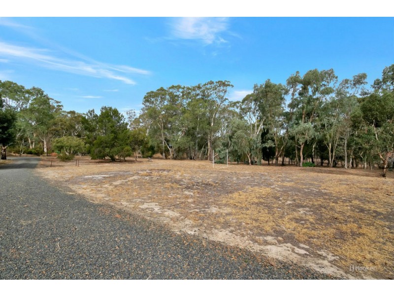 16 Austin Crescent, Cockatoo Valley SA 5351