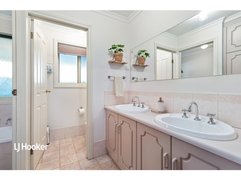 6 Taunton Crescent, Craigmore SA 5114