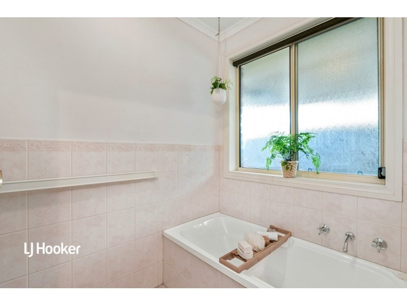 6 Taunton Crescent, Craigmore SA 5114