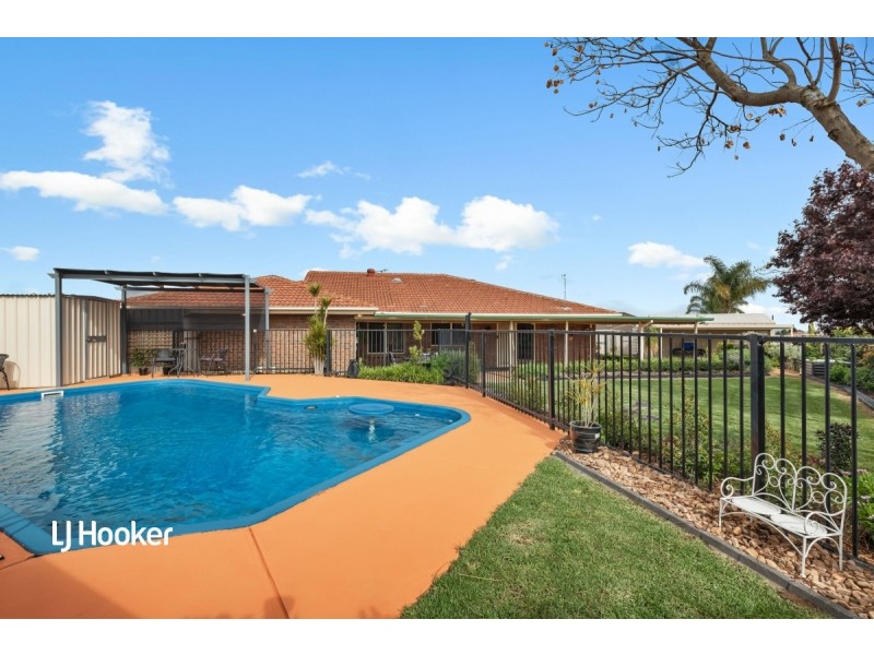 6 Taunton Crescent, Craigmore SA 5114