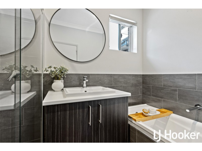 10 Chifley Avenue, Hope Valley SA 5090