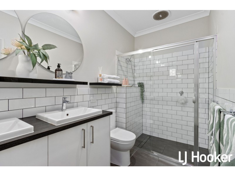 10 Chifley Avenue, Hope Valley SA 5090