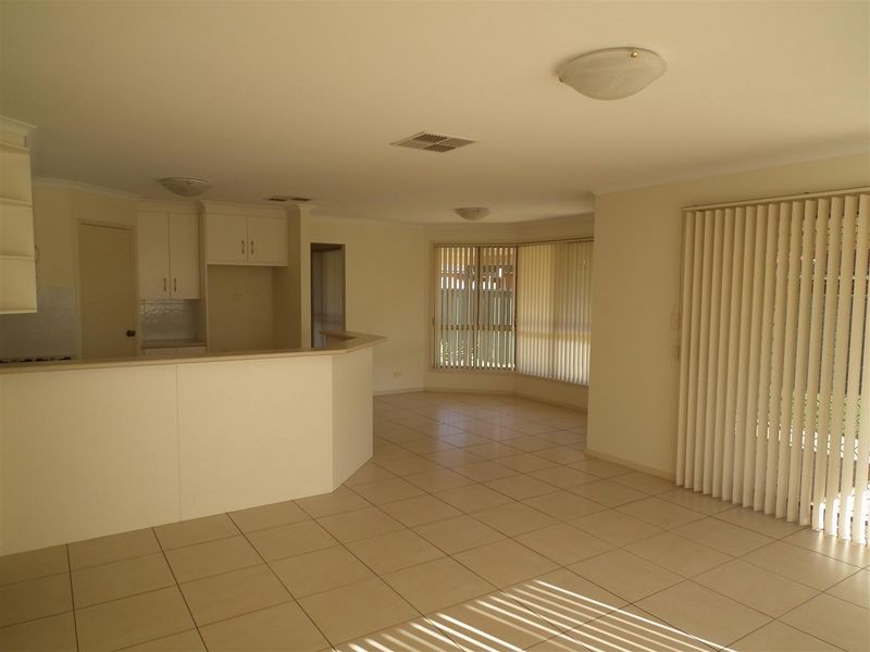 18 Lumsden Court, Evanston Park SA 5116