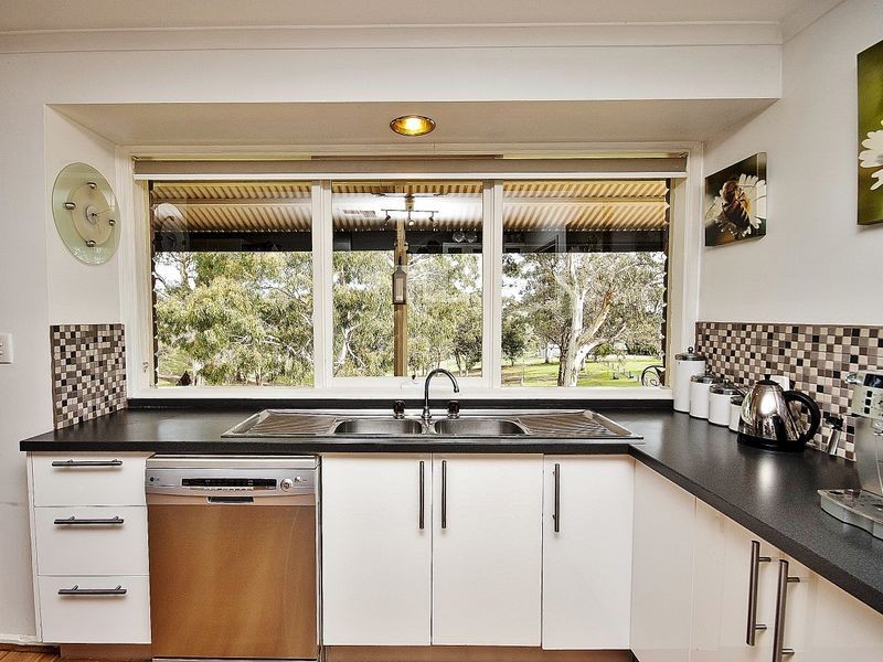 7 Whispering Wall Road, Williamstown SA 5351