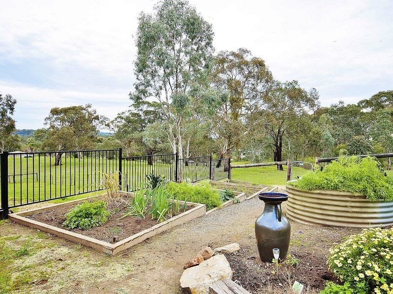 7 Whispering Wall Road, Williamstown SA 5351