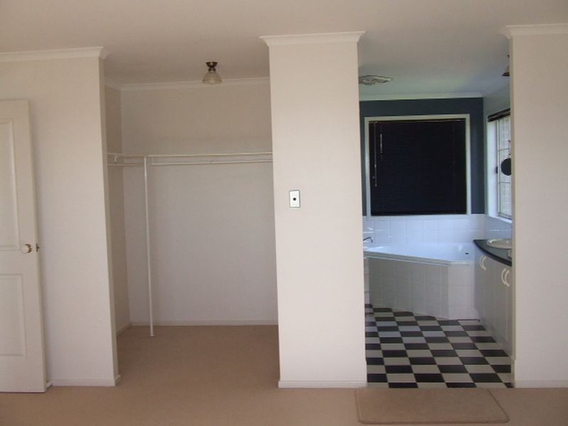 40 Whispering Valley Drive, Richmond Hill NSW 2480