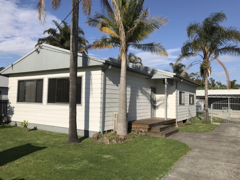 8a Terry Ave, Warilla NSW 2528