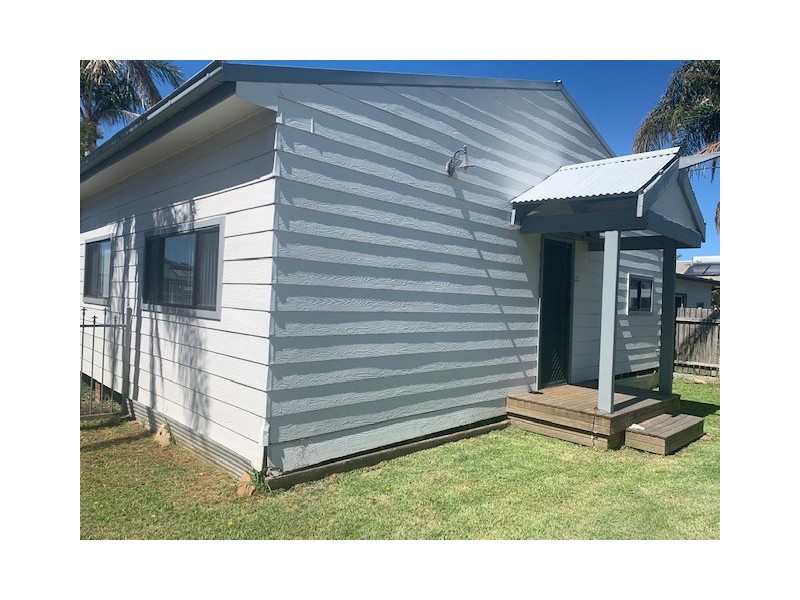 8a Terry Ave, Warilla NSW 2528