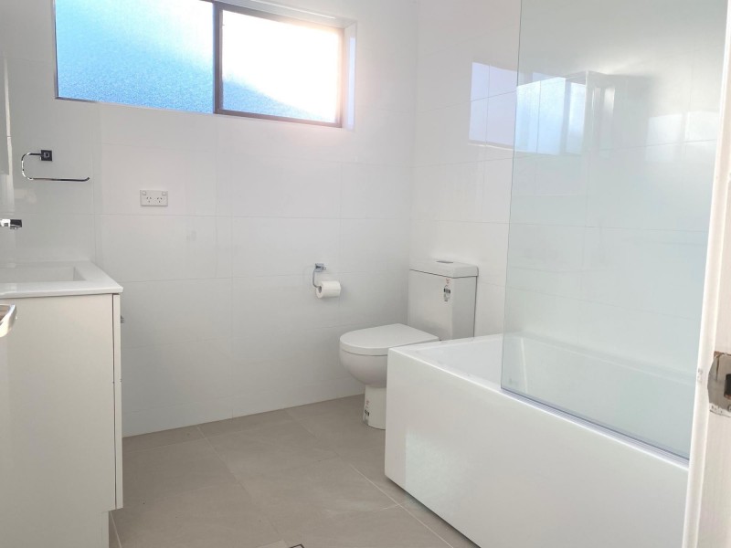 1/2 Barton Street, Oak Flats NSW 2529