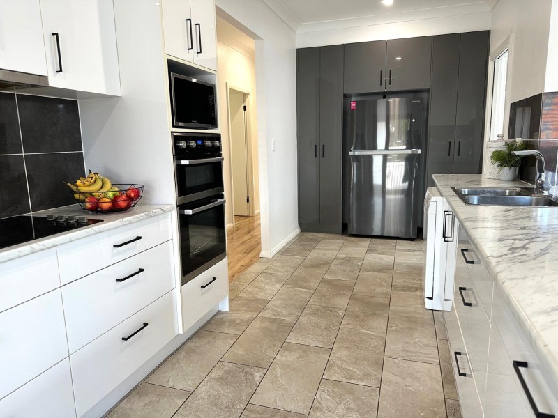 5 Peterborough Ave, Lake Illawarra NSW 2528