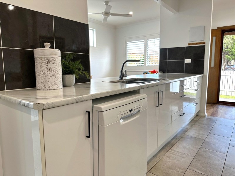 5 Peterborough Ave, Lake Illawarra NSW 2528