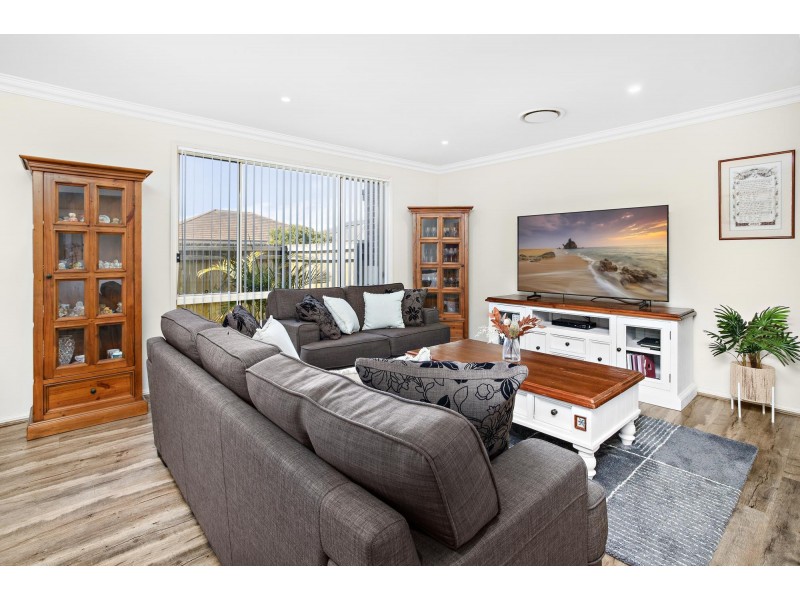 8 Sandy Bay Avenue, Haywards Bay NSW 2530