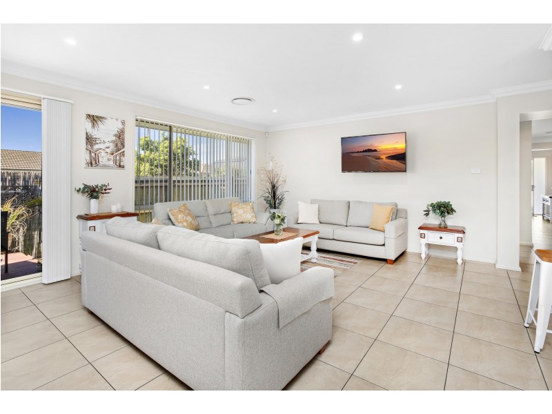 8 Sandy Bay Avenue, Haywards Bay NSW 2530