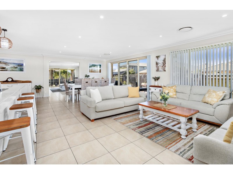 8 Sandy Bay Avenue, Haywards Bay NSW 2530