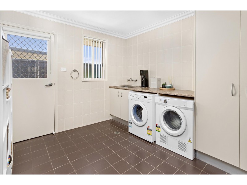 8 Sandy Bay Avenue, Haywards Bay NSW 2530