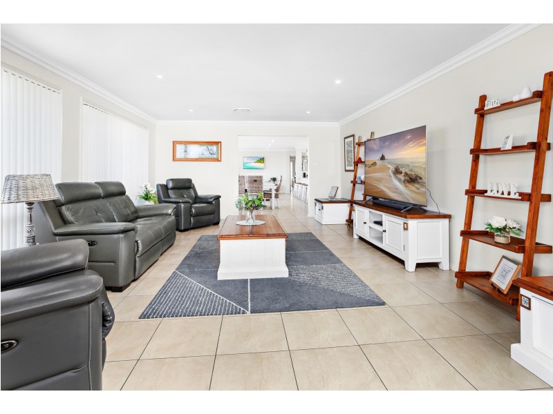 8 Sandy Bay Avenue, Haywards Bay NSW 2530