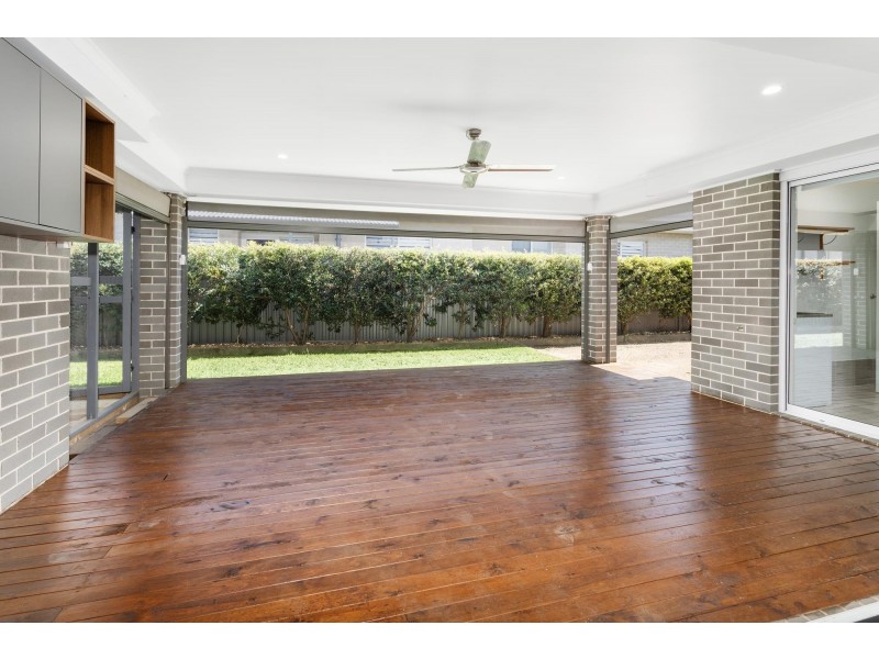 15 Tallawarra Crescent, Haywards Bay NSW 2530