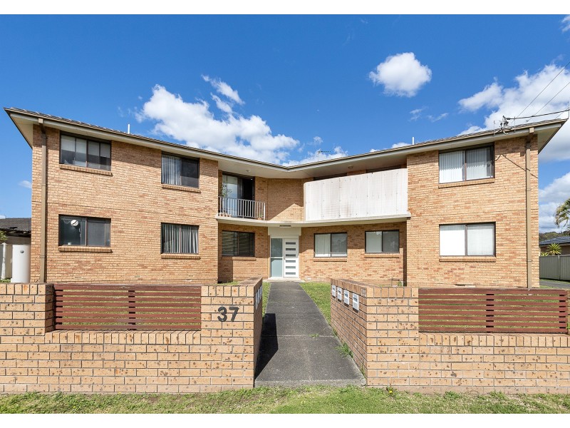 1/37 Roberts Avenue, Barrack Heights NSW 2528