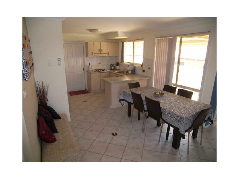 2/2 Cathie Close, Flinders NSW 2529