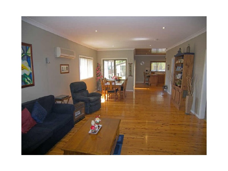 103 Deakin Street, Oak Flats NSW 2529