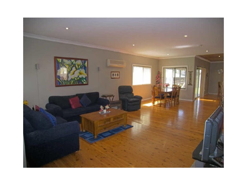 103 Deakin Street, Oak Flats NSW 2529