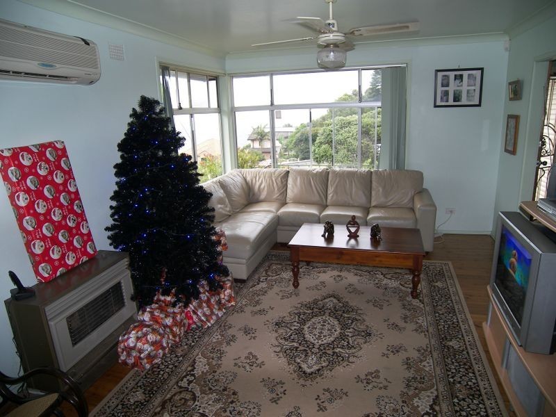 380 Northcliffe Drive, Lake Heights NSW 2502