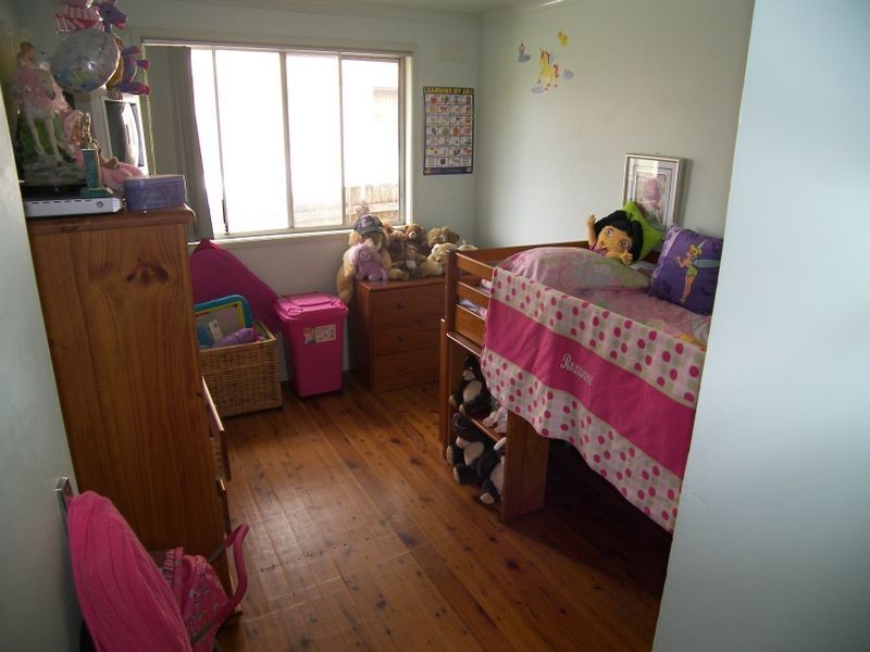 380 Northcliffe Drive, Lake Heights NSW 2502