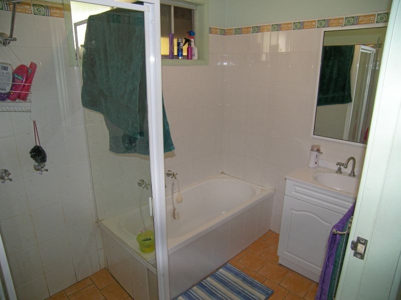 380 Northcliffe Drive, Lake Heights NSW 2502