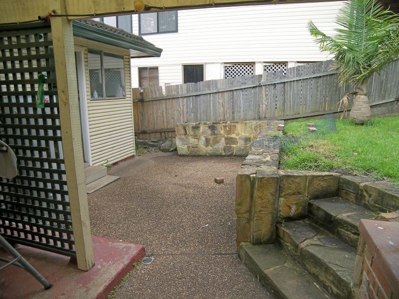 380 Northcliffe Drive, Lake Heights NSW 2502