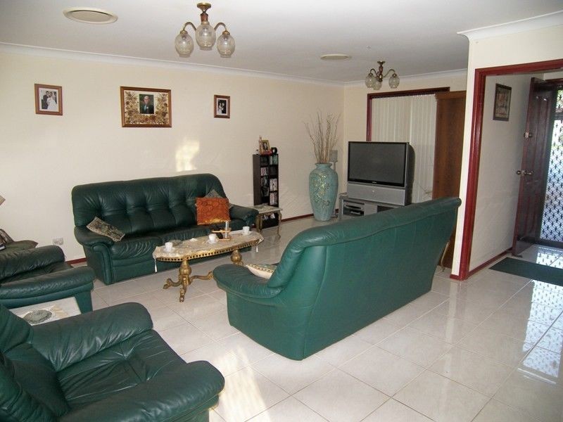 102 Barton Street, Oak Flats NSW 2529