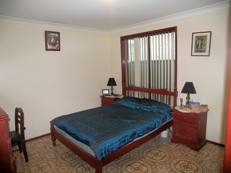 102 Barton Street, Oak Flats NSW 2529
