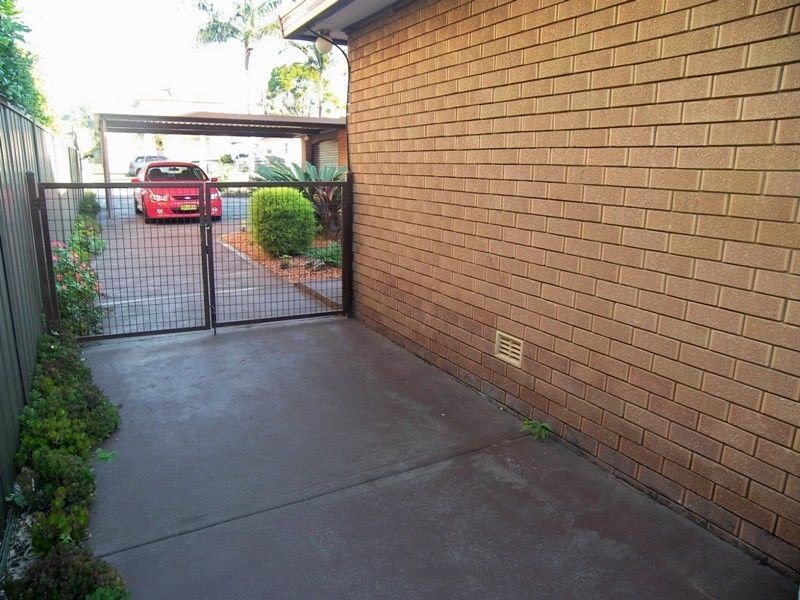 102 Barton Street, Oak Flats NSW 2529