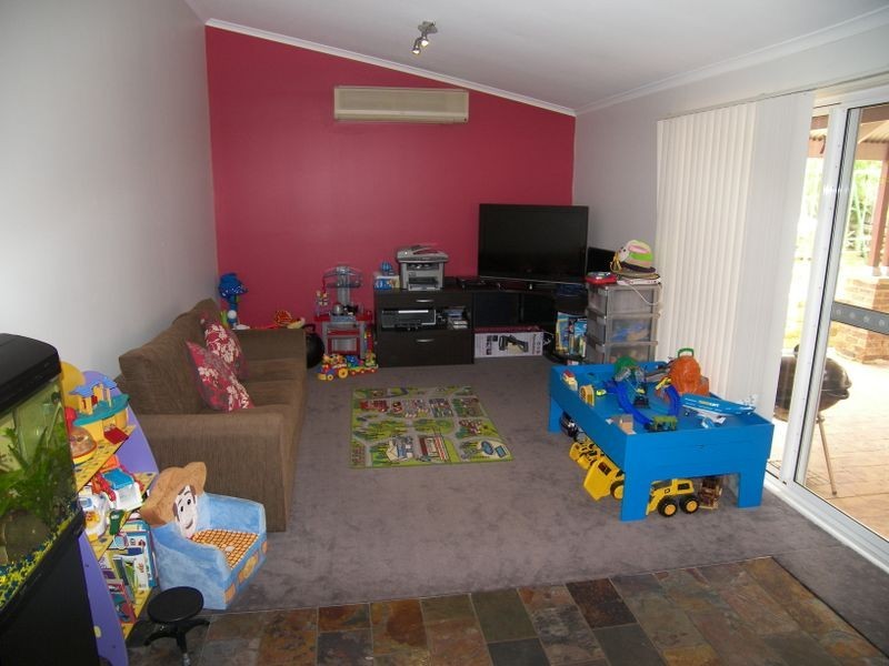 98 Hillside Drive, Albion Park NSW 2527