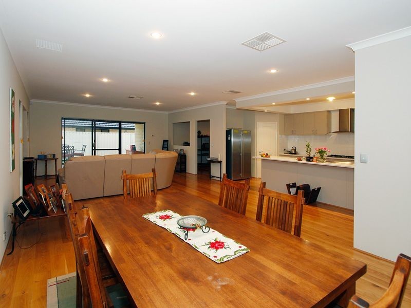 35 Riverina Parade, Munster WA 6166