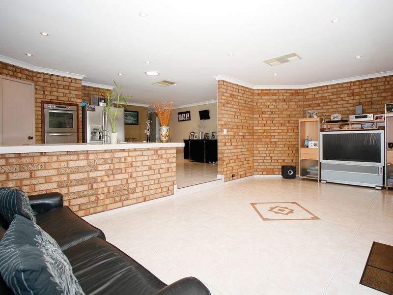 4 Marlowe Place, Munster WA 6166