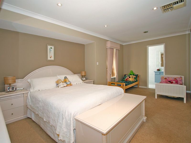 4 Marlowe Place, Munster WA 6166