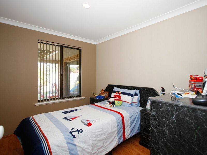 4 Marlowe Place, Munster WA 6166