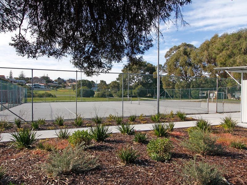 S107 Coogee Beach Holiday Park (Cockburn Rd), Coogee WA 6166