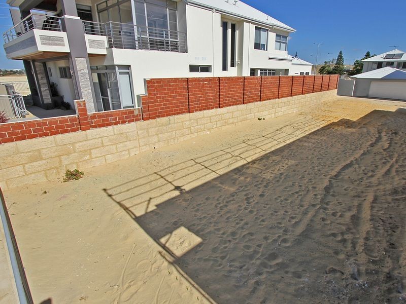 8 Podman Loop, North Coogee WA 6163