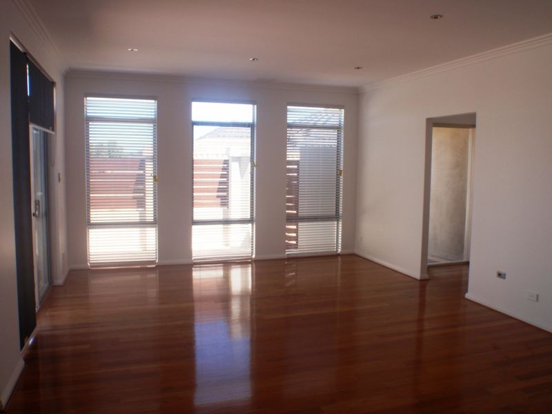 2/11 katsura, Coogee WA 6166